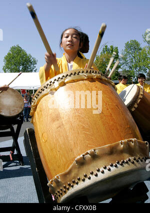 Sabato, 28 aprile 2007, Vista, California, Stati Uniti d'America Michelle Yasukochi, 12, e il resto della Vista tempio Buddista Junior Taiko gruppo eseguire per un di medie dimensioni di pubblico alla Vista tempio Buddista e la Japanese-American Centro Culturale durante il loro Hanamatsuri Festival dei Fiori di sabato.  Mandato Foto Stock