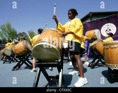 Sabato, 28 aprile 2007, Vista, California, USA La Vista tempio Buddista Junior Taiko gruppo eseguire per un di medie dimensioni di pubblico alla Vista tempio Buddista e la Japanese-American Centro Culturale durante il loro Hanamatsuri Festival dei Fiori di sabato.  Credito: foto di Sean DuFrene/San Die Foto Stock