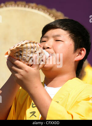 Sabato, 28 aprile 2007, Vista, California, Stati Uniti d'America Kurtis Omori, 12, soffia in una conchiglia come il resto della Vista tempio Buddista Junior Taiko gruppo eseguire per un di medie dimensioni di pubblico alla Vista tempio Buddista e la Japanese-American Centro Culturale durante il loro Hanamatsuri Festival dei Fiori sul Saturd Foto Stock