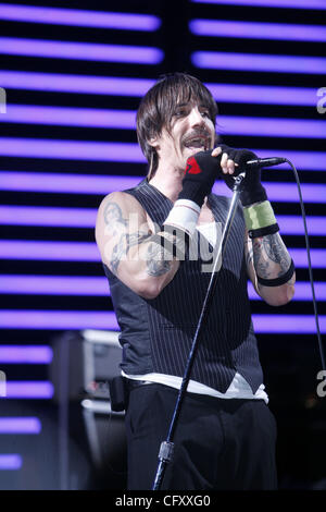 Il Red Hot Chili Peppers eseguendo in Valle di Coachella Music e Arts Festival all'Impero campi da polo 2007 in Indio California il 28 aprile 2007. Anthony Kiedis (lead vocals - tagliare vest in nero) Foto Stock