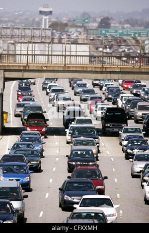 Apr 29, 2007 - Oakland, CA, Stati Uniti d'America - di cui è stato eseguito il backup crawl del traffico in direzione ovest lungo la Interstate Highway 80 attraverso Berkeley, California dopo una benzina autocisterna ribaltata e scoppiò in fiamme, causando due diversi sovrappassi di fusione dal calore. (Credito Immagine: © D. Ross Cameron/Oakland Tribune/ZUMA Pres Foto Stock