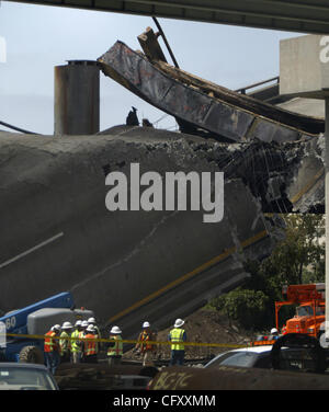 Apr 29, 2007 - Oakland, CA, Stati Uniti d'America - CalTrans i lavoratori sono sopraffatte dalla parte danneggiata della superstrada due rampe di transizione che fusa dal calore dopo una benzina autocisterna ribaltata e scoppiò in fiamme. (Credito Immagine: © D. Ross Cameron/Oakland Tribune/ZUMA Premere) Restrizioni: USA Tabloid di destra Foto Stock