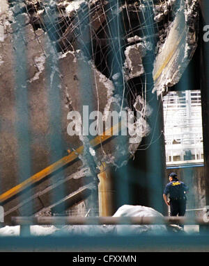 Apr 29, 2007 - Oakland, CA, Stati Uniti d'America - un emergenza non identificato lavoratore fotografie la sezione danneggiata del freeway dopo una benzina autocisterna ribaltata e scoppiò in fiamme, causando due diversi sovrappassi di fusione dal calore. (Credito Immagine: © D. Ross Cameron/Oakland Tribune/ZUMA Premere) RESTRICTI Foto Stock