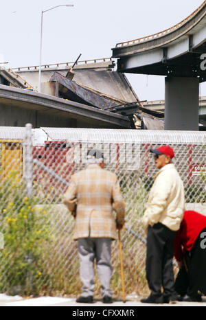 Apr 29, 2007 - Oakland, CA, Stati Uniti d'America - vicini curiosi sguardo fino da Mandela Parkway nella zona ovest di Oakland, California dopo una benzina autocisterna ribaltata e scoppiò in fiamme, causando due diversi sovrappassi di fusione dal calore. (Credito Immagine: © D. Ross Cameron/Oakland Tribune/ZUMA Premere) restrizioni: Foto Stock