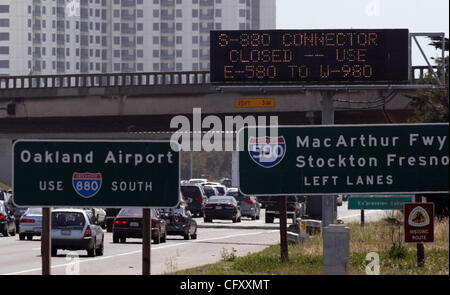 Apr 29, 2007 - Oakland, CA, Stati Uniti d'America - Electronic freeway segni avvisare gli automobilisti di una deviazione nel loro viaggio per la I-880 dopo una benzina autocisterna ribaltata e scoppiò in fiamme, causando due diversi sovrappassi di fusione dal calore. (Credito Immagine: © D. Ross Cameron/Oakland Tribune/ZUMA Premere) RESTRICTIO Foto Stock