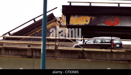 Apr 29, 2007 - Oakland, CA, Stati Uniti d'America - un'autovettura è sopraffatte dalla sezione danneggiata la della I-580 connettore rampa dopo una benzina autocisterna ribaltata e scoppiò in fiamme, causando due diversi sovrappassi di fusione dal calore. (Credito Immagine: © D. Ross Cameron/Oakland Tribune/ZUMA Premere) RESTRIC Foto Stock