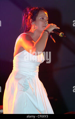 Apr. 29, 2007 - Indio, California, Stati Uniti d'America - la cantante Lily Allen si esibisce dal vivo come parte del 2007 Coachella Music e Arts Festival che ha avuto luogo presso l'impero Polo campo. Copyright 2007 Jason Moore. Credito: Jason Moore Foto Stock