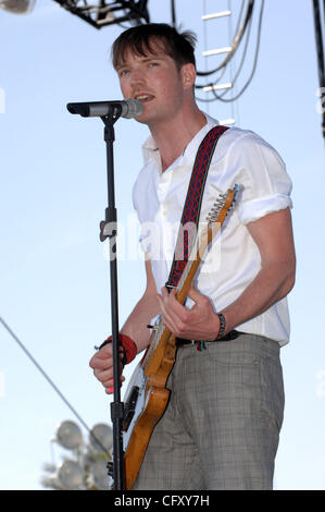 Apr 29, 2007 Indio, CA, Stati Uniti d'America, cantante/chitarrista DAN GILLESPIE della banda la sensazione si esibisce dal vivo come parte del 2007 Coachella Valley Arts e Music Festival che ha avuto luogo presso l'impero Polo campo situato in Indio. Copyright 2007 Jason Moore. Credito: Jason Moore Foto Stock