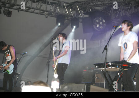 Il Klaxons eseguendo in Valle di Coachella Music e Arts Festival all'Impero campi da polo 2007 Indio in California, il 29 aprile 2007. Jamie Reynolds - voce , bass nel centro James Righton : vocals, tastiera Simon Taylor-Davis - chitarra e voce Steffan Halperin -tamburi Foto Stock