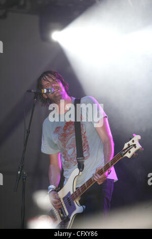 Il Klaxons eseguendo in Valle di Coachella Music e Arts Festival all'Impero campi da polo 2007 Indio in California, il 29 aprile 2007. Jamie Reynolds - voce , bass nel centro di triple scatti James Righton : vocals, tastiera Simon Taylor-Davis - chitarra e voce Steffan Halperin - Foto Stock