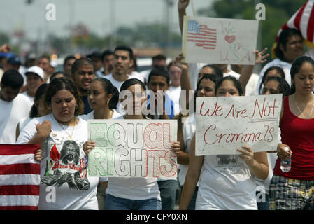 050107 pal rally belleglade 0037236una foto personale da Bruce R. Bennett/Palm Beach post con storia di Mirta Luces -- Belle Glade -- a marzo per la riforma dell immigrazione si è svolta martedì mattina in Belle Glade. Circa duecento persone si sono radunate a radure Pioneer Park e camminato da lì a Avenue e, oltre a Ma Foto Stock