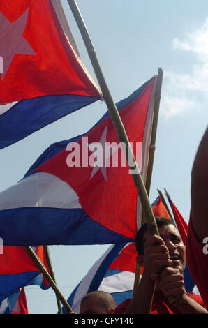 Maggio 01, 2007 - Havana, Cuba - il giorno di maggio, centinaia di migliaia di cubani di marzo nella Plaza de la Revolucion' (Rivoluzione Plaza) per commemorare il annuale Internazionale giorno della festa dei lavoratori del 1 maggio. Il presidente cubano Fidel Castro è stato previsto di partecipare ma il suo fratello, che in realtà conduce il paese ora, Foto Stock