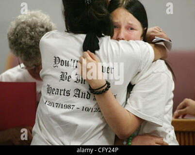 050307 tc incontrato slsnedden-(1di 6)- Il personale Foto di Amanda Voisard/ Palm Beach post 0037526A --con la storia da Sarah Prohaska ---Fort Pierce--Bobb DeCara sorella, cielo Laywell, destra è confortato dalla sua cugina mentre si è in attesa di parlare prima di giudicare Conner durante la condanna di gioia Snedden, Thursda Foto Stock