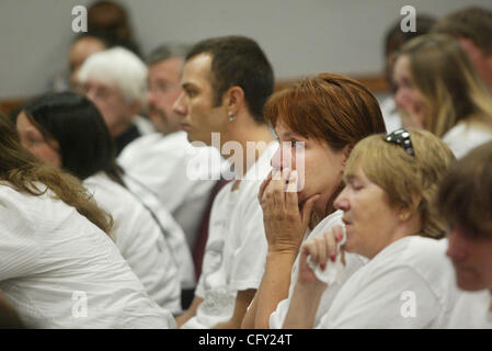 050307 tc incontrato slsnedden-(3di 6)- Il personale Foto di Amanda Voisard/ Palm Beach post 0037526A --con la storia da Sarah Prohaska ---Fort Pierce-- la famiglia e gli amici di Bobb DeCara reagiscono come giudice Conner frasi gioia Snedden a 35 anni di carcere onThursday presso la St. Lucie County Courthouse. Snedden p Foto Stock