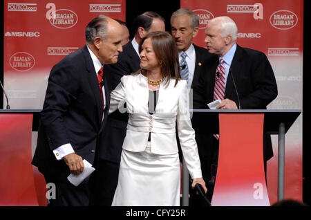 03 maggio 2007 - Simi Valley, California, Stati Uniti d'America - 2008 candidato presidenziale repubblicano Rudy Giuliani è accolto da sua moglie a conclusione di una discussione in sede di Ronald Reagan Presidential Library and Museum. (Credito Immagine: © ricca Schmitt/ZUMA Press) Foto Stock