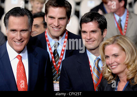 03 maggio 2007 - Simi Valley, California, Stati Uniti d'America - 2008 candidato presidenziale repubblicano Mitt Romney è accolto da sua moglie e figli a conclusione di una discussione in sede di Ronald Reagan Presidential Library and Museum. (Credito Immagine: © ricca Schmitt/ZUMA Press) Foto Stock