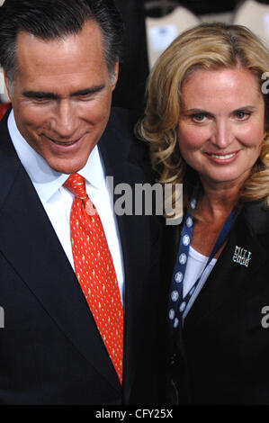 03 maggio 2007 - Simi Valley, California, Stati Uniti d'America - 2008 candidato presidenziale repubblicano Mitt Romney e la moglie di posare per foto a conclusione di una discussione in sede di Ronald Reagan Presidential Library and Museum. (Credito Immagine: © ricca Schmitt/ZUMA Press) Foto Stock