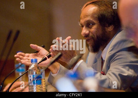 Rajendra Pachauro, presidente del Comitato intergovernativo sul cambiamento climatico (IPCC), parla durante la conferenza stampa di presentazione del terzo gruppo di lavoro relazione "Cambiamenti Climatici 2007, mitigazione dei cambiamenti climatici", che si concentra sulle opzioni di azione per stabilizzare e ridurre il green house di emissione di gas Foto Stock