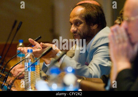 Rajendra Pachauro, presidente del Comitato intergovernativo sul cambiamento climatico (IPCC), parla durante la conferenza stampa di presentazione del terzo gruppo di lavoro relazione "Cambiamenti Climatici 2007, mitigazione dei cambiamenti climatici", che si concentra sulle opzioni di azione per stabilizzare e ridurre il green house di emissione di gas Foto Stock