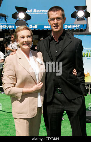 6 maggio 2007 - Westwood, California, Stati Uniti d'America - attrice Julie Andrews e attore Rupert Everett presso la "hrek il terzo' Hollywood Premiere detenute al Mann Village Theatre. (Credito Immagine: © Lisa O'Connor/ZUMA Press) Foto Stock
