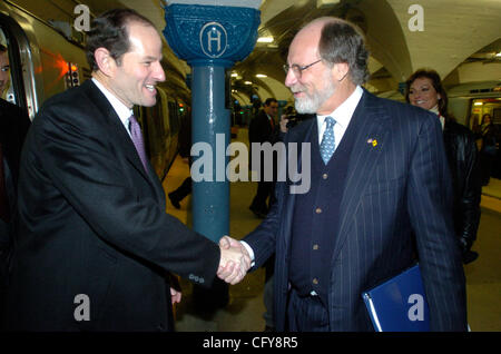 Lo stato di New York Governor Eliot Spitzer (L) e New Jersey governatore Jon Corzine seguenti Gov. Spitzer del giro su di un percorso di NJ treno dal XXXIII Street Station a Manhattan per il Hoboken, NJ stazione per un incontro con il New Jersey governatore Jon Corzine per discutere Homeland Security fondi per le loro due stati Foto Stock