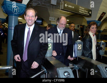 Lo stato di New York Governor Eliot Spitzer (L) e New Jersey governatore Jon Corzine seguenti Gov. Spitzer del giro su di un percorso di NJ treno dal XXXIII Street Station a Manhattan per il Hoboken, NJ stazione per un incontro con il New Jersey governatore Jon Corzine per discutere Homeland Security fondi per le loro due stati Foto Stock