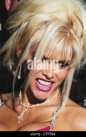 Feb 08, 2007 - Hollywood, FL, Stati Uniti d'America - Anna Nicole Smith, ex Playmate Playboy e realtà televisione star, è morto all'età di 39. Smith secondo come riferito è stato trovato in stato di incoscienza nella sua camera di albergo al Hard Rock Hotel & Casino in Hollywood, Fla. nella foto: Nov, 2004 - Anna Nicole Smith al Seminole Hard Foto Stock