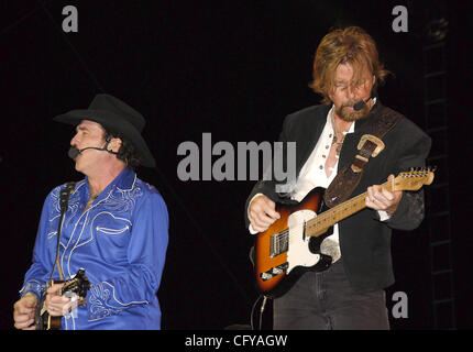 Maggio 6, 2007; Indio, CA, Stati Uniti d'America; musicisti Kix Brooks (L) e Ronnie Dunn, della banda "BROOKS & Dunn,' esegue durante la Stagecoach Country Music Festival 2007 all'Empire Polo Club. Credito: Foto da Vaughn Youtz/ZUMA premere. (©) Copyright 2007 da Vaughn Youtz. Foto Stock