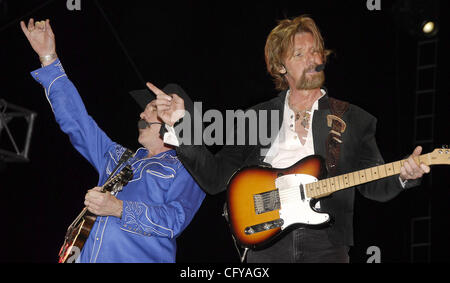 Maggio 6, 2007; Indio, CA, Stati Uniti d'America; musicisti Kix Brooks (L) e Ronnie Dunn, della banda "BROOKS & Dunn,' esegue durante la Stagecoach Country Music Festival 2007 all'Empire Polo Club. Credito: Foto da Vaughn Youtz/ZUMA premere. (©) Copyright 2007 da Vaughn Youtz. Foto Stock