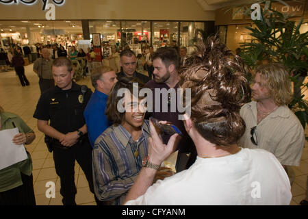 American Idol concorrente Sanjaya Malakar ritorna alla casa del Federal Way,WA. Egli è accolto con un benvenuto heros, presso il cortile al Commons un centro commerciale locale. Da stazioni radio locali, al Sindaco della città Michael Park. Giovani e vecchi girare fuori per cercare di intravedere il 'star'. Quando viene chiesto wh Foto Stock