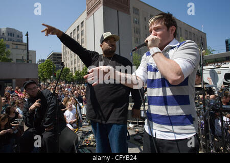 Il Idol americano Blake Lewis ritorna a casa per una breve pausa. Egli è ora tra i primi tre. Sul suo ritorno ha ricevuto un heros hometown benvenuto. Con la sua band, ha gettato una improvvisata ora un concerto gratuito all'aperto presso Seattles Westlake Center, nel cuore di Seattle. Giovani e vecchi, uomini e donne, tutte girare Foto Stock