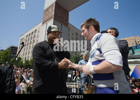 Il Idol americano Blake Lewis ritorna a casa per una breve pausa. Egli è ora tra i primi tre. Sul suo ritorno ha ricevuto un heros hometown benvenuto. Con la sua band, ha gettato una improvvisata ora un concerto gratuito all'aperto presso Seattles Westlake Center, nel cuore di Seattle. Giovani e vecchi, uomini e donne, tutte girare Foto Stock