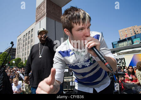 Il Idol americano Blake Lewis ritorna a casa per una breve pausa. Egli è ora tra i primi tre. Sul suo ritorno ha ricevuto un heros hometown benvenuto. Con la sua band, ha gettato una improvvisata ora un concerto gratuito all'aperto presso Seattles Westlake Center, nel cuore di Seattle. Giovani e vecchi, uomini e donne, tutte girare Foto Stock