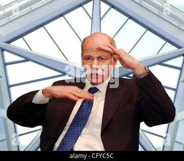 14 maggio 2007 - Detroit, MI, Stati Uniti d'America - Dieter Zetsche, amministratore delegato di DaimlerChrysler, vedono parlare in questo 2004 foto presso la sede centrale di DaimlerChrysler vicino a Detroit, MI. Daimler ha annunciato oggi che si potrebbe vendere la sua partecipazione di controllo in Chrysler a Cerberus Capital Management per 0,4 miliardi di euro. Nota: Foto Foto Stock