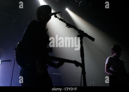 Arctic Monkeys in esecuzione al Hammerstein Ballroom il 15 maggio 2007. Alex Turner -Portare voce e chitarra. Nick O'Malley su bass Jamie Cook alla chitarra Foto Stock