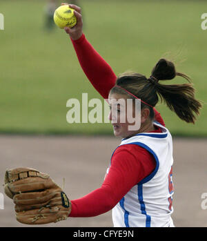 Americano è #9 Gabby Garcia piazzole durante la loro Mission Valley Athletic League giochi di spareggio contro Newark a James Logan High School di Union City California martedì 15 maggio, 2007. (Eun Chu/Fremont Argus) Foto Stock