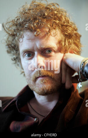 Maggio 16th, 2007, San Diego, California, Stati Uniti d'America. GLEN HANSARD, star del film "Una volta", parla di un reporter downtown mercoledì a San Diego, California.  Credito: foto di Eduardo Contreras/San Diego Union-Tribune/Zuma premere. copyright 2007 San Diego Union-Tribune Foto Stock