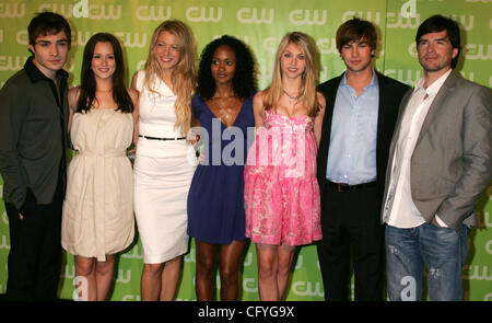 17 maggio 2007 - New York, NY, STATI UNITI D'AMERICA - attori ED WESTWICK, Leighton Meester, Blake Lively, NICOLE FISCELLA, Taylor Momsen, Chace Crawford e Matthew SETTLE presso gli arrivi per il CW Primetime Anteprima Upfront 2007-2008 tenuto presso il Madison Square Garden. (Credito Immagine: © Nancy Kaszerman/ZUMA Press) Foto Stock