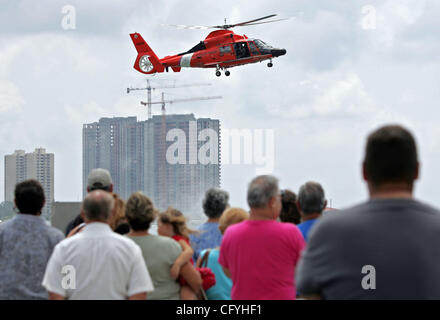 051907 ha incontrato la guardia costiera Foto Personale Allen Eyestone/Palm Beach post --0038299A--Riviera Beach, FL.di kickoff di sicurezza nazionale di canottaggio settimana 2007 U.S. Stazione della Guardia costiera a 3300 Lakeshore Drive in Riviera Beach ha ospitato un open house. Attività nave inclusi controlli di sicurezza, ausili alla navigazione disp Foto Stock