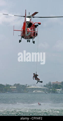 051907 ha incontrato la guardia costiera Foto Personale Allen Eyestone/Palm Beach post --0038299A--Riviera Beach, FL..Per kickoff di sicurezza nazionale di canottaggio settimana 2007 U.S. Stazione della Guardia costiera a 3300 Lakeshore Drive in Riviera Beach ha ospitato un open house. Attività nave inclusi controlli di sicurezza, ausili alla navigazione dis Foto Stock