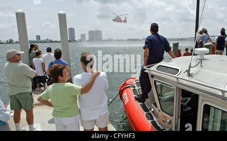 051907 ha incontrato la guardia costiera Foto Personale Allen Eyestone/Palm Beach post --0038299A--Riviera Beach, FL..Per kickoff di sicurezza nazionale di canottaggio settimana 2007 U.S. Stazione della Guardia costiera a 3300 Lakeshore Drive in Riviera Beach ha ospitato un open house. Attività nave inclusi controlli di sicurezza, ausili alla navigazione dis Foto Stock