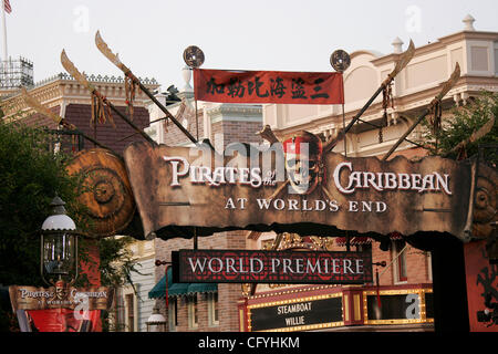 19 maggio 2007 - Anaheim, CA, Stati Uniti d'America - i pirati dei Caraibi cartello in prima mondiale di "Pirati dei Caraibi: Ai mondi fine" tenutasi presso il Disneyland di Anaheim. (Credito Immagine: © Lisa O'Connor/ZUMA Press) Foto Stock