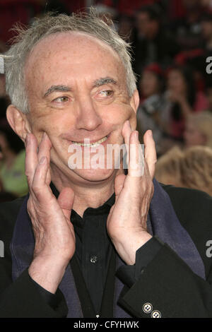 Maggio 19, 2007; Anaheim, California, Stati Uniti d'America; l'attore Jonathan Pryce a "Pirati dei Caraibi: Ai mondi fine' Premiere Mondiale tenutasi al Parco a Tema Disneyland, Anaheim. Credito: Foto di Paul Fenton/ZUMA premere. (©) Copyright 2007 by Paolo Fenton Foto Stock