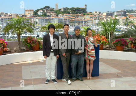 Attori CHANG Chen, KANG InHuyng, attrice zia e direttore KIM Ki-duk alla 2007 festival di Cannes per 'Soom photocall'. Foto Stock