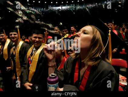 HLsdsuGrad272789x002.jpg 5/20/2007 COLLEGE (San Diego, California) USA  San Diego State University graduate LINZI (CQ) HENDERSON soffia bolle durante il Collegio di scienze e College di Ingegneria Inizio di graduazione in Cox Arena sul campus della San Diego State University. Lei ha ricevuto un BA Foto Stock