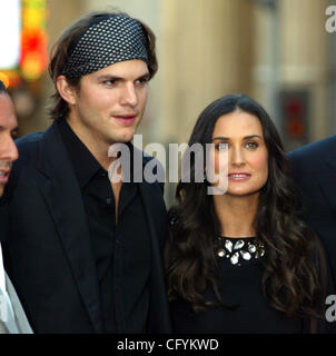 22 maggio 2007 - Hollywood, California, Stati Uniti d'America - attrice Demi Moore e il marito Ashton Kutcher presso il 'Mr. Brooks' Hollywood Premiere detenute al Mann Chinese Theater. (Credito Immagine: © Lisa O'Connor/ZUMA Press) Foto Stock