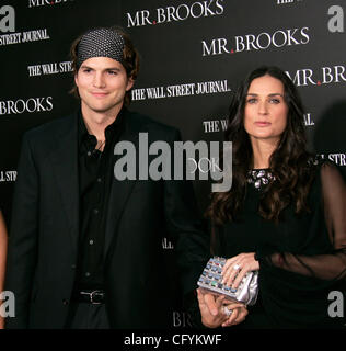 22 maggio 2007 - Hollywood, California, Stati Uniti d'America - attrice Demi Moore e il marito Ashton Kutcher presso il 'Mr. Brooks' Hollywood Premiere detenute al Mann Chinese Theater. (Credito Immagine: © Lisa O'Connor/ZUMA Press) Foto Stock