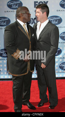 Maggio 23, 2007; Hollywood, California, Stati Uniti d'America; attori Randy Jackson e Simon Cowell presso la American Idol 6 Finale di stagione - Sala stampa svoltasi presso il Teatro Kodak, Hollywood. Credito: Foto di Paul Fenton/ZUMA premere. (©) Copyright 2007 by Paolo Fenton Foto Stock