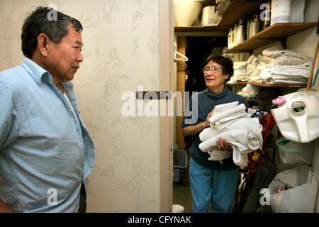 Maggio 23, 2007, Encinitas, CALIFORNIA, STATI UNITI D'AMERICA AMADO QUINTANILLA si erge nelle vicinanze come moglie Julia raccoglie gli asciugamani puliti nel loro hotel dispone di servizio lavanderia camera a posto nella camera di un cliente che ha appena lasciato la sua camera per un paio di ore. Essi corrono il loro hotel insieme mandatory Credit: Foto di Charlie Neuman/San Diego unione Foto Stock