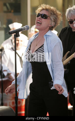 25 maggio 2007 - New York, NY, STATI UNITI D'AMERICA - cantante DEBORAH HARRY dalla fascia 'BLONDIE" presso la "oggi" mostra estiva 2007 Serie concerto tenutosi presso il Rockefeller Plaza. (Credito Immagine: © Nancy Kaszerman/ZUMA Press) Foto Stock